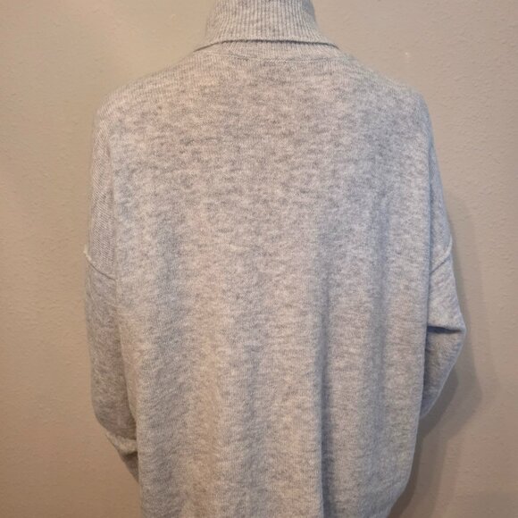 Vince Camuto women's light grey turtleneck sweater, size Large. - Picture 4 of 12
